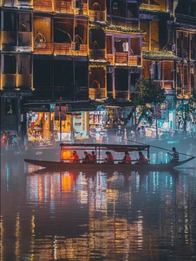 凤凰古城被谁称作是最美的小城,凤凰古城几月份最美