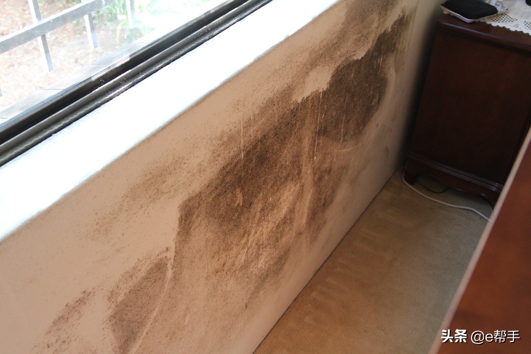 冬天窗户怎么防止结冰,冬天窗户凝结水珠怎么办