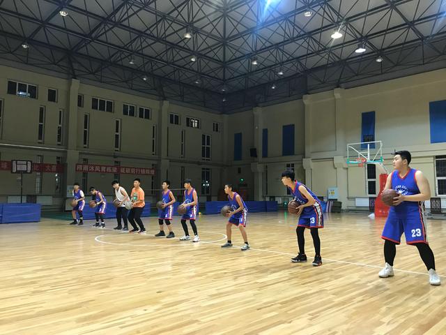 初中体育课篮球交叉步持球突破,篮球优质课滑步教学设计