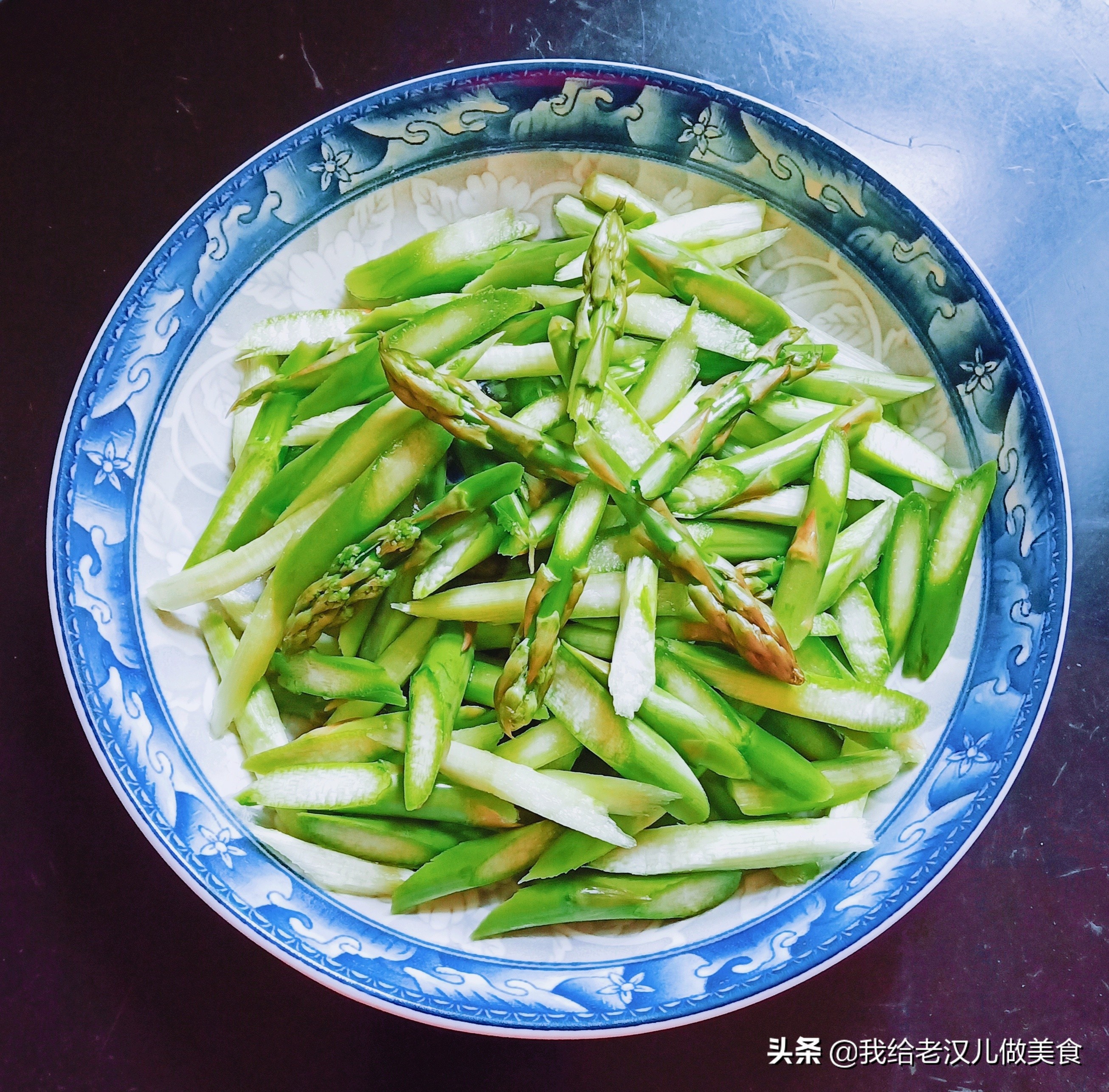 芦笋是什么笋？错了，它是韭葱蒜的亲戚，配泡椒肉丝爆炒微辣爽口