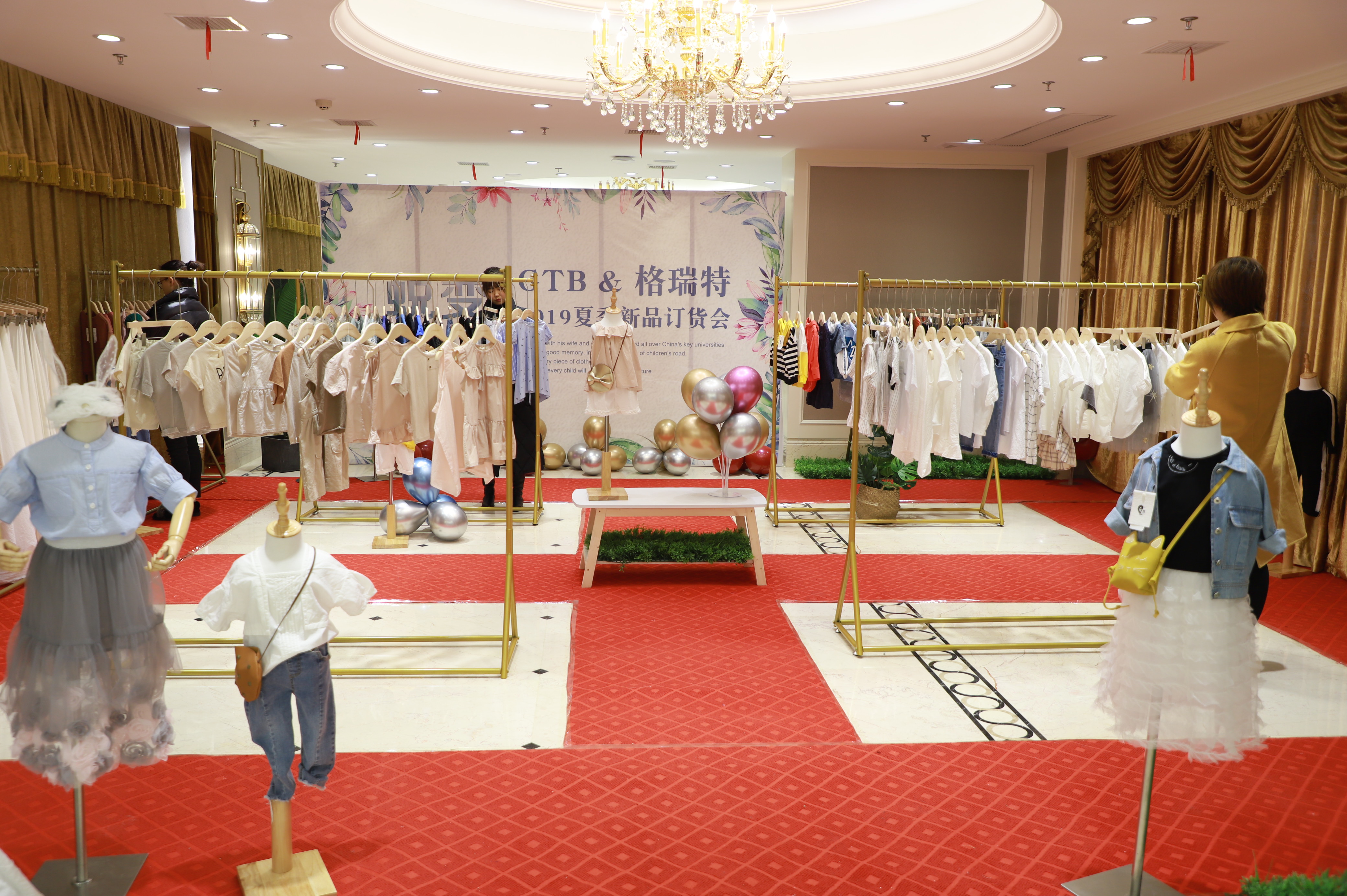 新开散货童装店怎么经营,开童装店拿散货与厂家合作哪个好