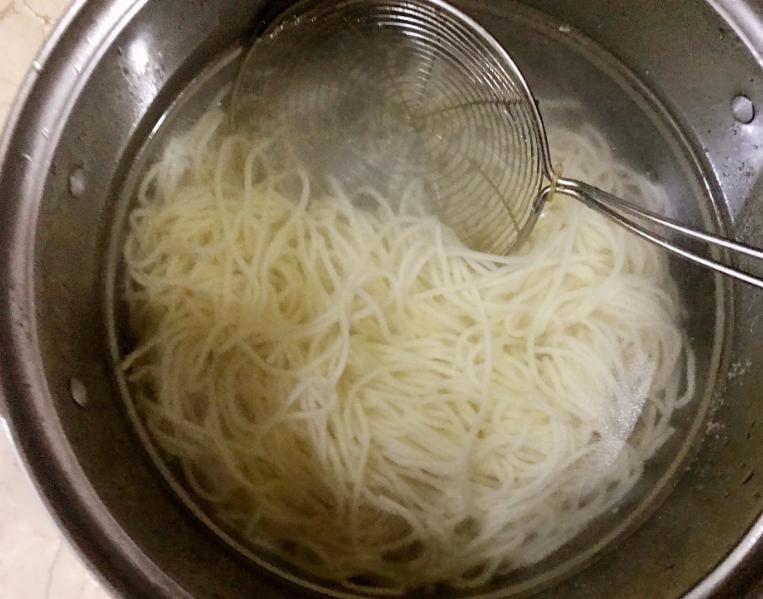 面条粘锅上洗不下来怎么办,煮面条不粘糊怎么办