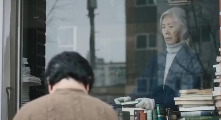 韩影真敢拍！这部《老妇人》，拍出了老人遭性侵后，世人的冷漠