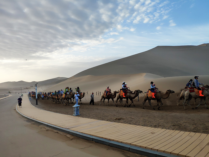 茶卡盐湖天空之镜离青海湖多远,大西北茶卡盐湖翡翠湖