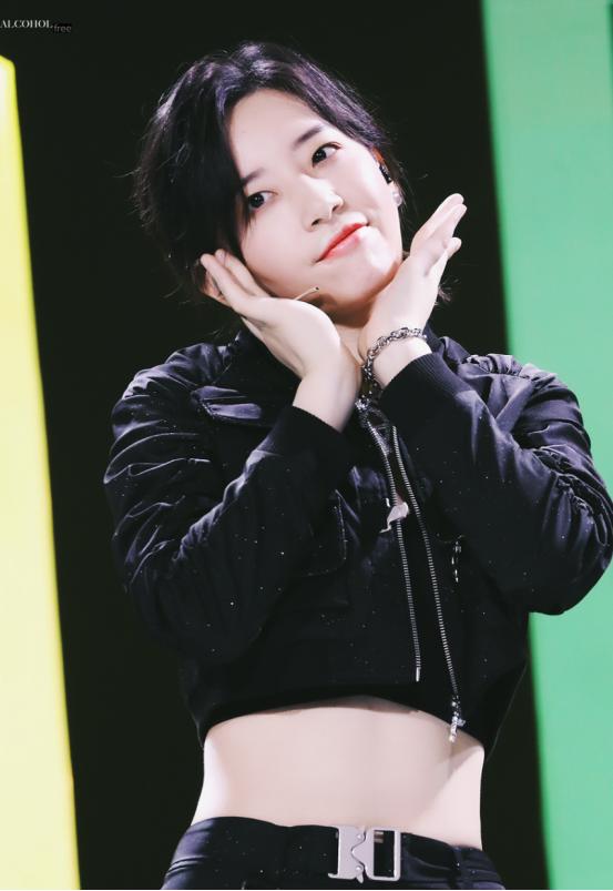 李斯丹妮的机车造型是真的辣，露腰又露腿，身材好果然敢穿