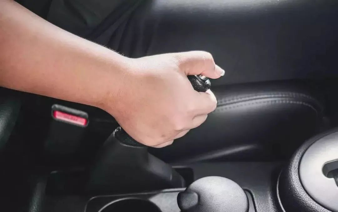 开车忘了放手刹开了2公里严重吗,汽车没放手刹开了2公里危害大吗