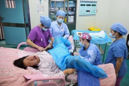 羊水破和见红哪个说明宝宝体质好,先破水还是先见红取决于什么