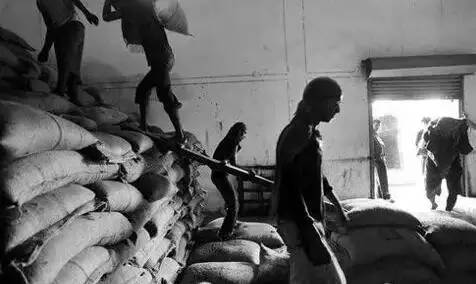 交公粮的农民老照片,农村交公粮老照片