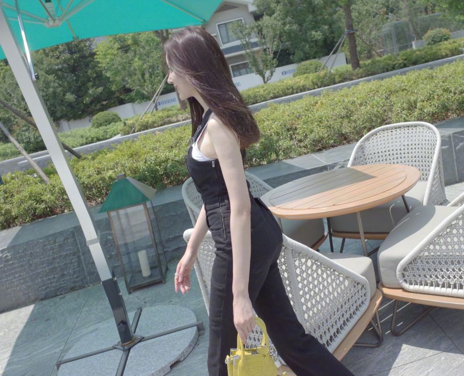 果然胯宽也烦恼，张天爱难得穿一次背带裤，却穿成紧身裤的感觉