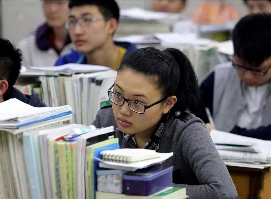 初中生总是熬夜写作业,小学生作业熬夜写好还是早起好