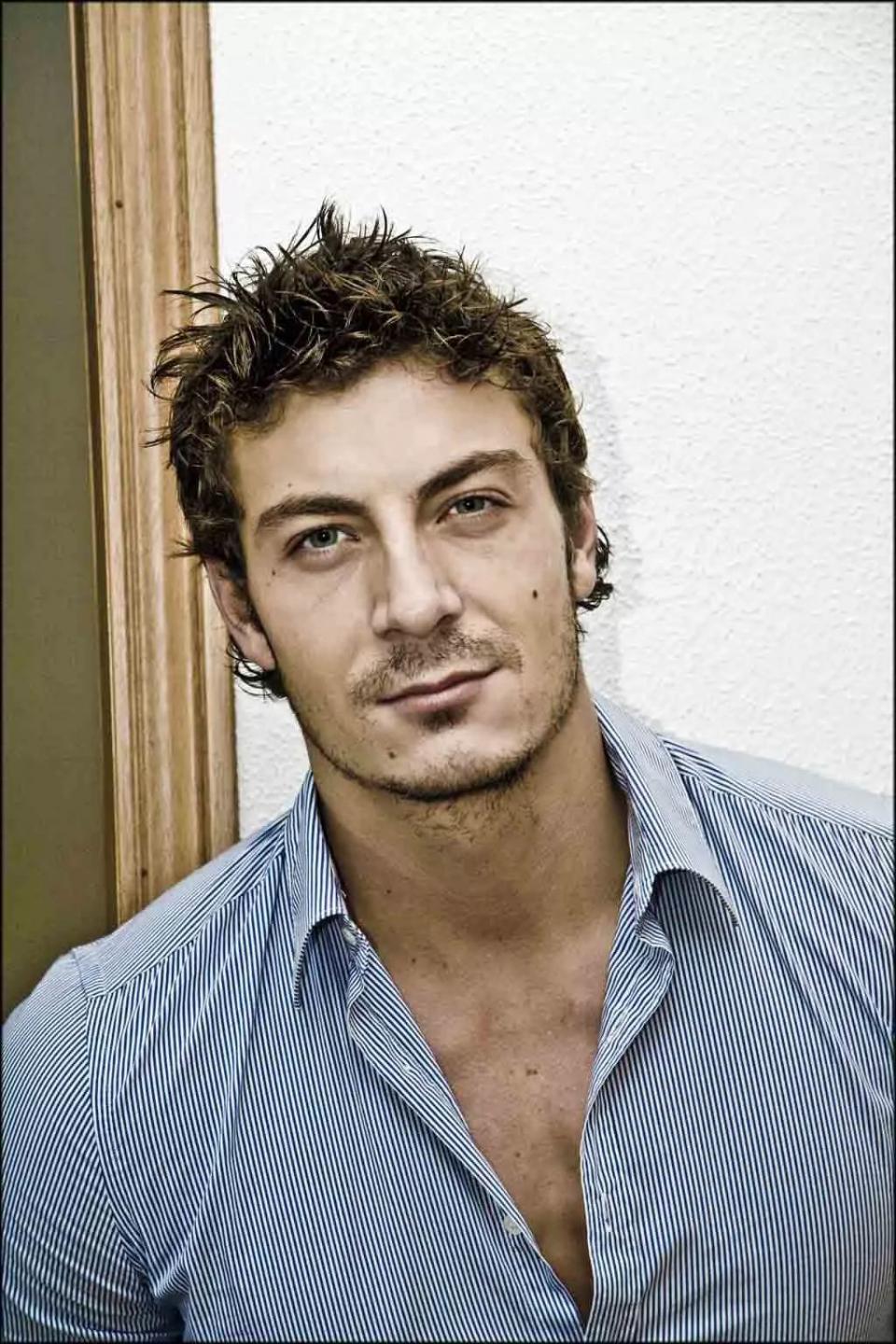 他在海上，建了一栋水上“金字塔”，里面有豪宅，还有飞碟