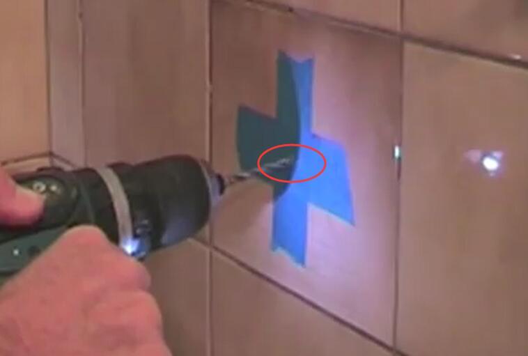 瓷砖打孔易开裂，聪明师傅贴片胶带打的又快又好看，忍不住晒晒