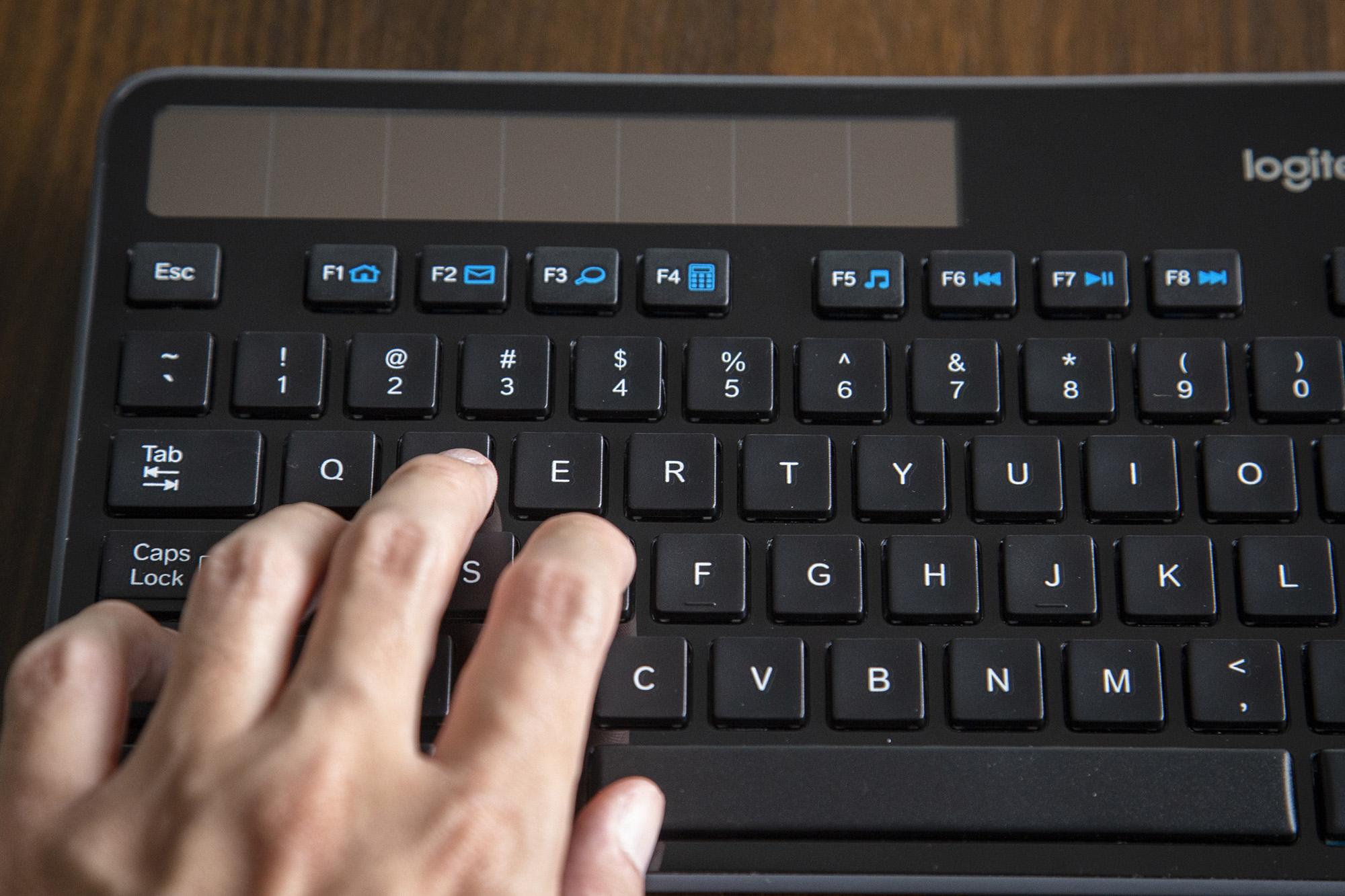 不用电池的无线键盘,罗技k750solar太阳能无线键盘评测