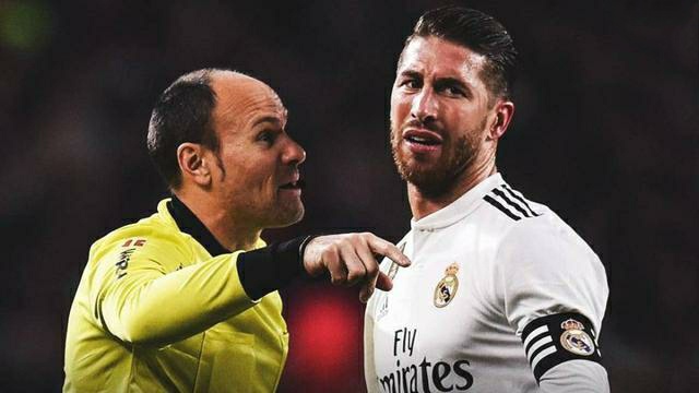 激烈的球场！是迫不得已拉扯，还是就要拼个你死我活？