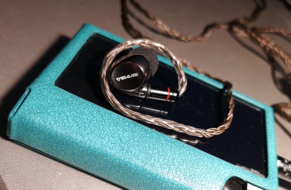 抄袭旗舰外观,却有超越旗舰的音质,价格让人真想不到