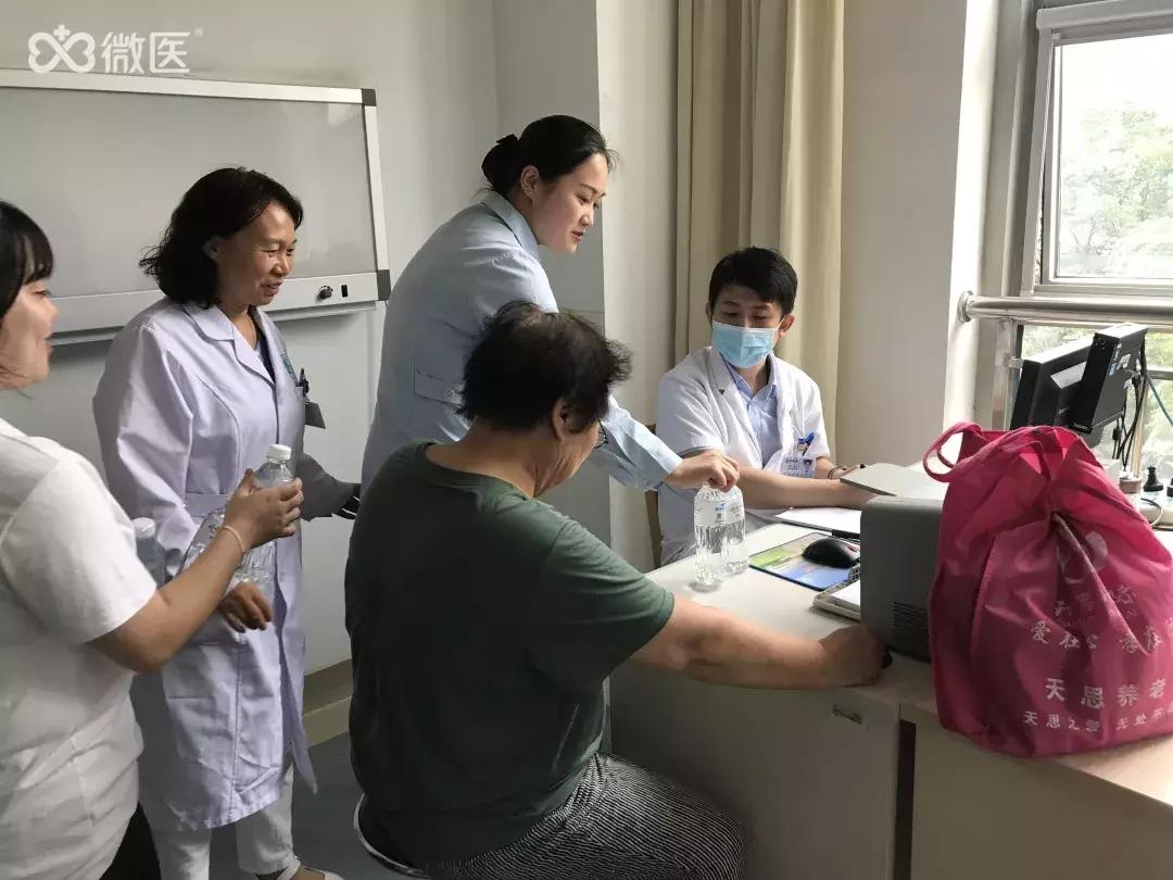 多喝水和少喝水对身体有什么影响,多喝水少吃饭身体会怎么样