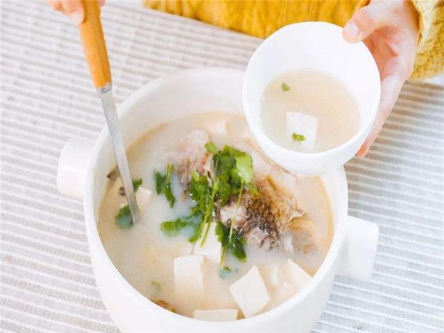 炖鱼掌握技巧没腥味鱼汤又香又白,炖鱼时哪些调料不能放