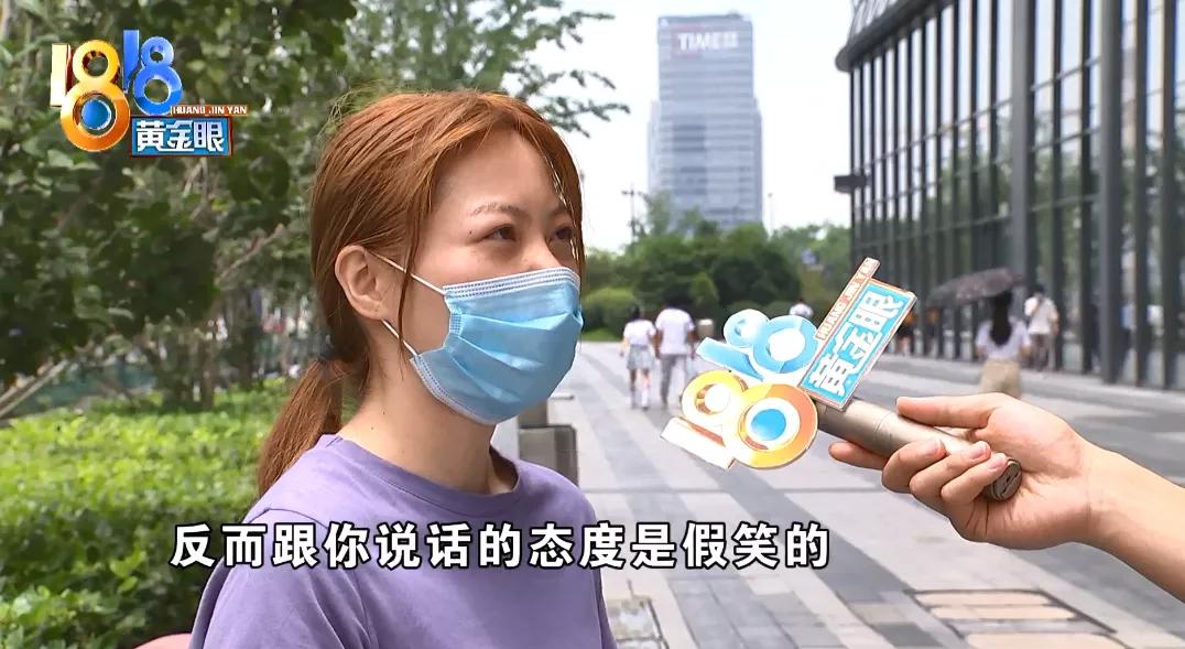 姑娘正要拍烤鱼，店员翻锅，一颗辣椒炸开，热油溅到了脸上