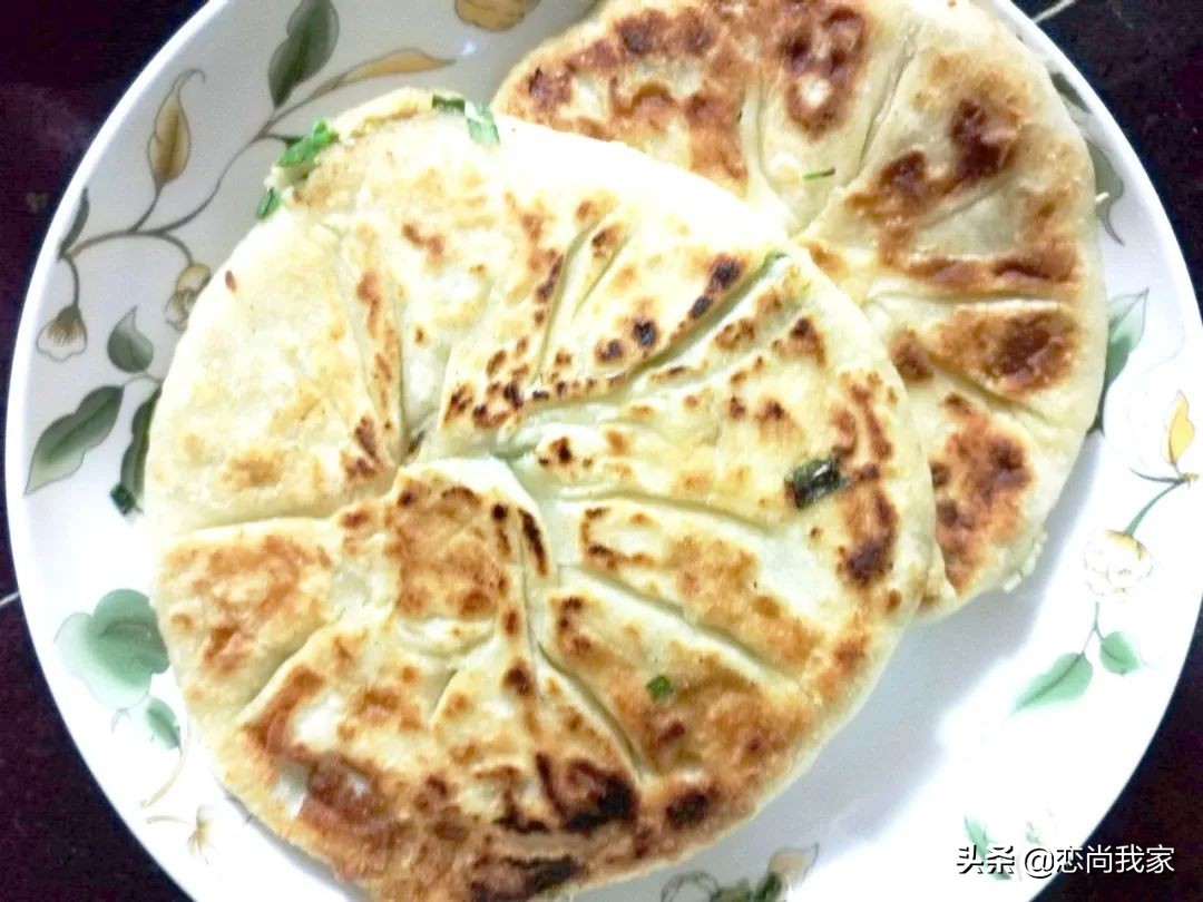 假期和孩子们一起体验生活的乐趣，韭菜馅饼分享啦