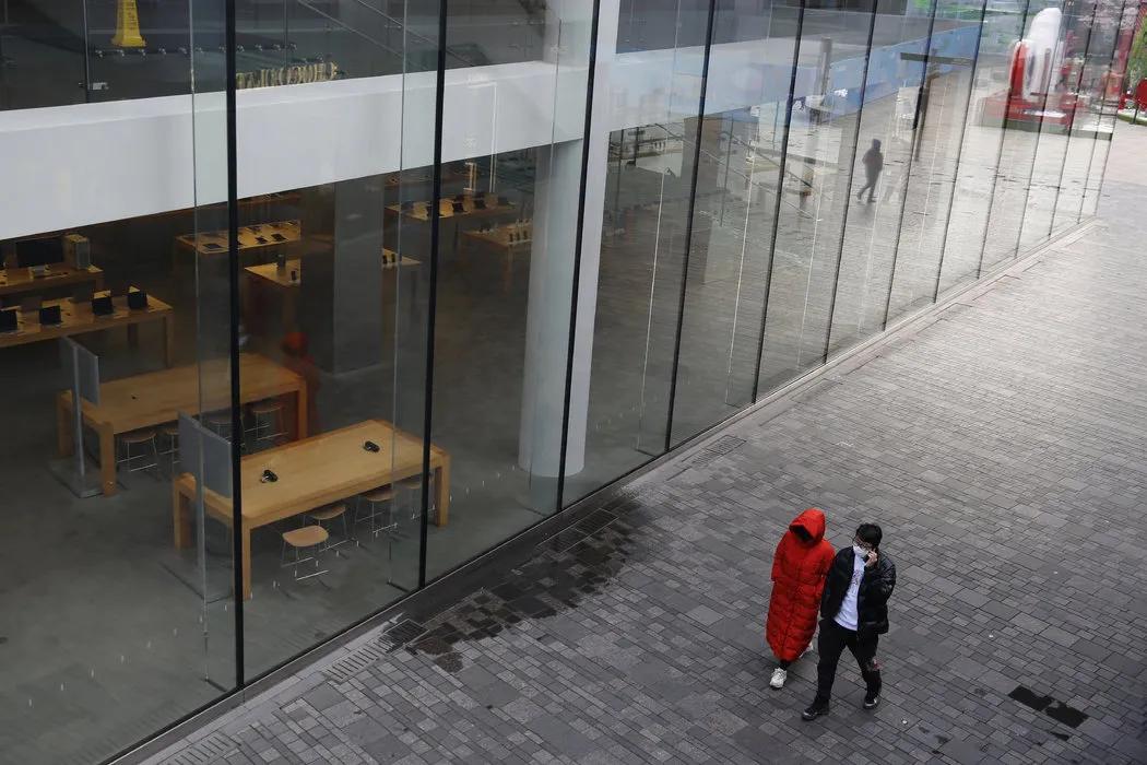 各国派飞机来中国拉物资,全球停摆的节奏