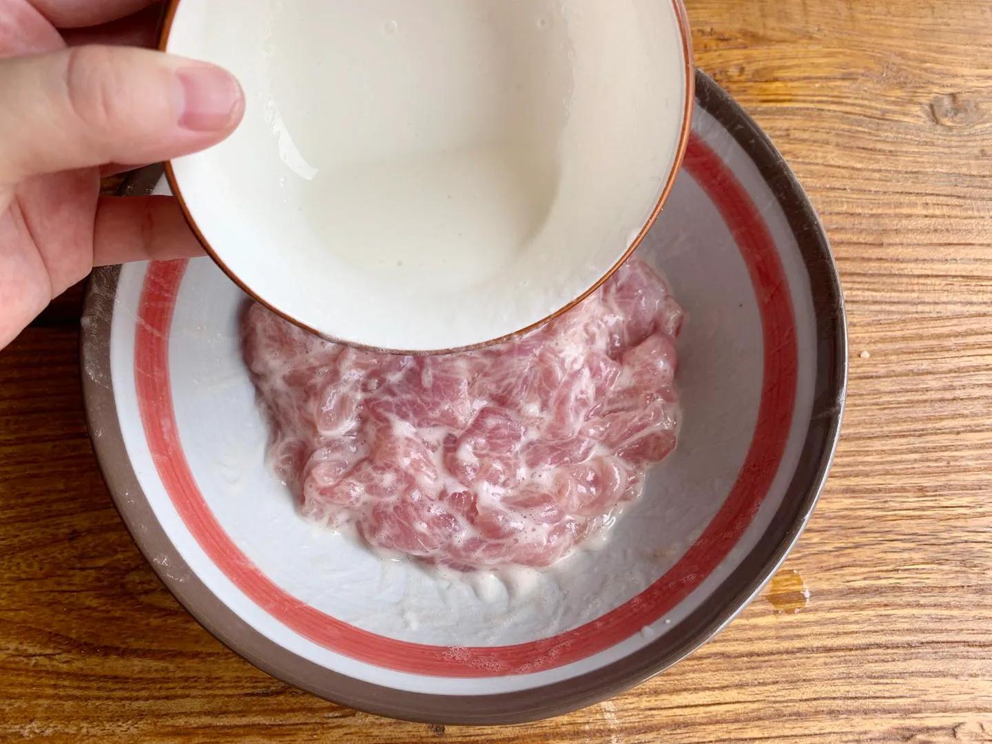 大厨分享的肉片上浆技巧，顺序最重要，这样做肉片鲜嫩爽滑超好吃