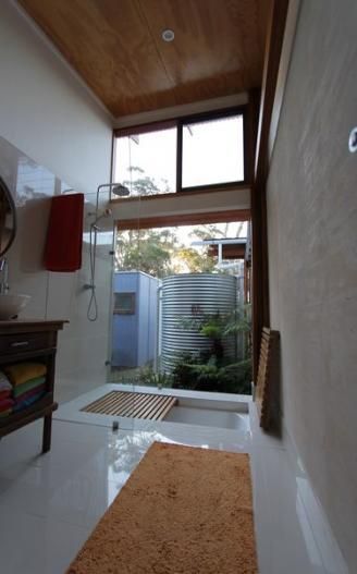 这招高！浴缸埋地下，上面铺木栅栏装花洒，从此淋浴、泡澡2不误