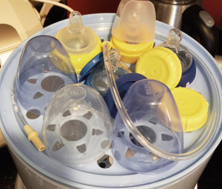 宝妈把奶瓶蒸成“大饼”，只有奶嘴屹立不倒，宝宝的“饭碗”砸了