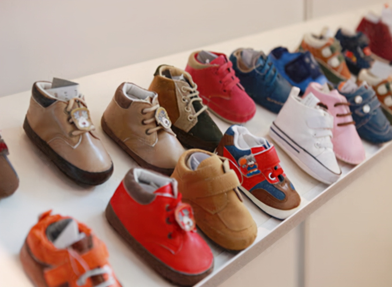 食品激素导致孩子早熟,央视曝光童鞋致癌物超100多倍