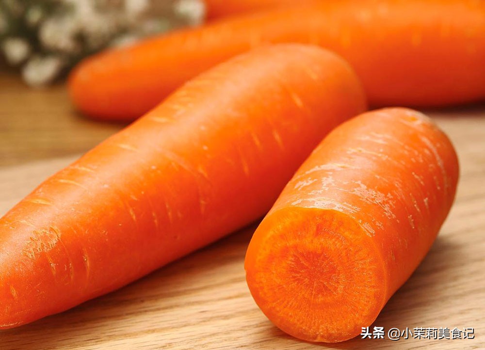 秋天买胡萝卜，选带泥的还是干净的？区别挺大，买错营养差不好吃