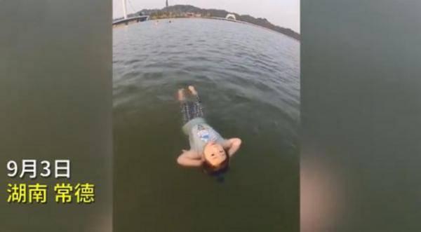 2岁女孩游泳10分钟横渡沾天湖,一岁女童10分钟横渡沾天湖