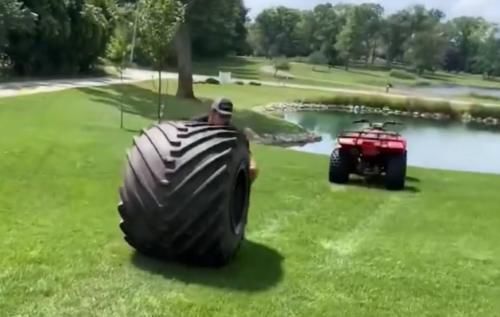 外国小哥把轮胎换成摩托车轮胎,外国人奇特改造越野摩托