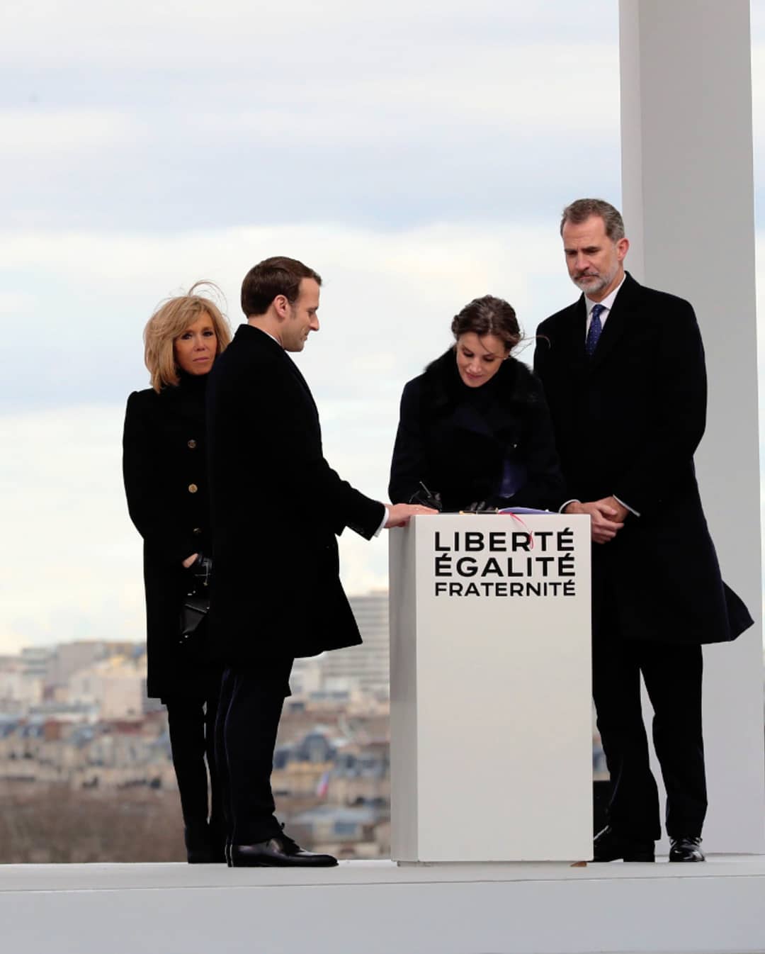 王室女性成员签名照：女王贵气，莱后最霸气，最优雅当属戴妃