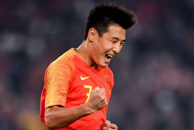 武磊绕场感谢球迷,武磊绕场感谢观众