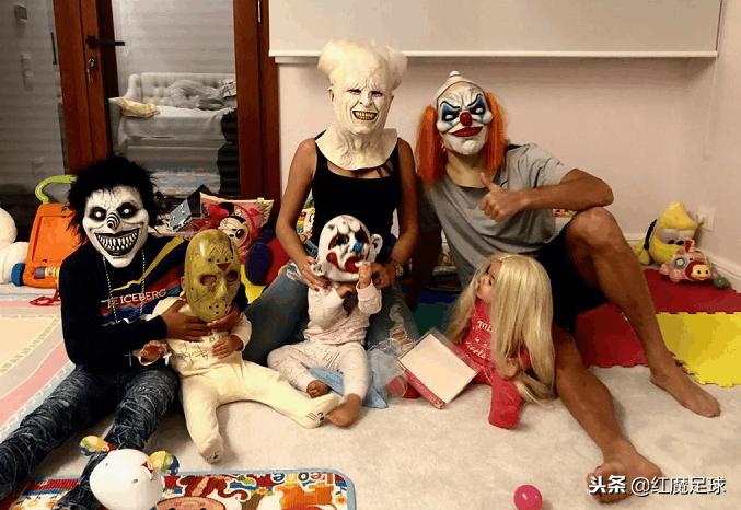 球星欢乐多?巴洛特利扮演女装大佬!C罗卖萌抢镜!