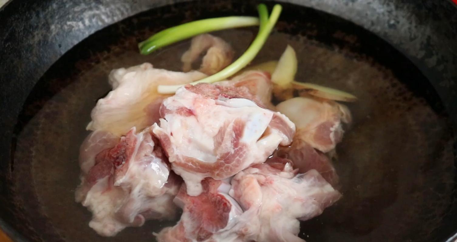 炖骨头汤切记加冷水,炖骨头汤不放料酒去腥怎么做