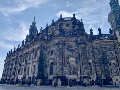 我用我自己挣的钱去旅游,拼搏四年去欧洲