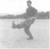 警用防暴棍和匕首警拳,警用防暴橡胶棍杀伤力