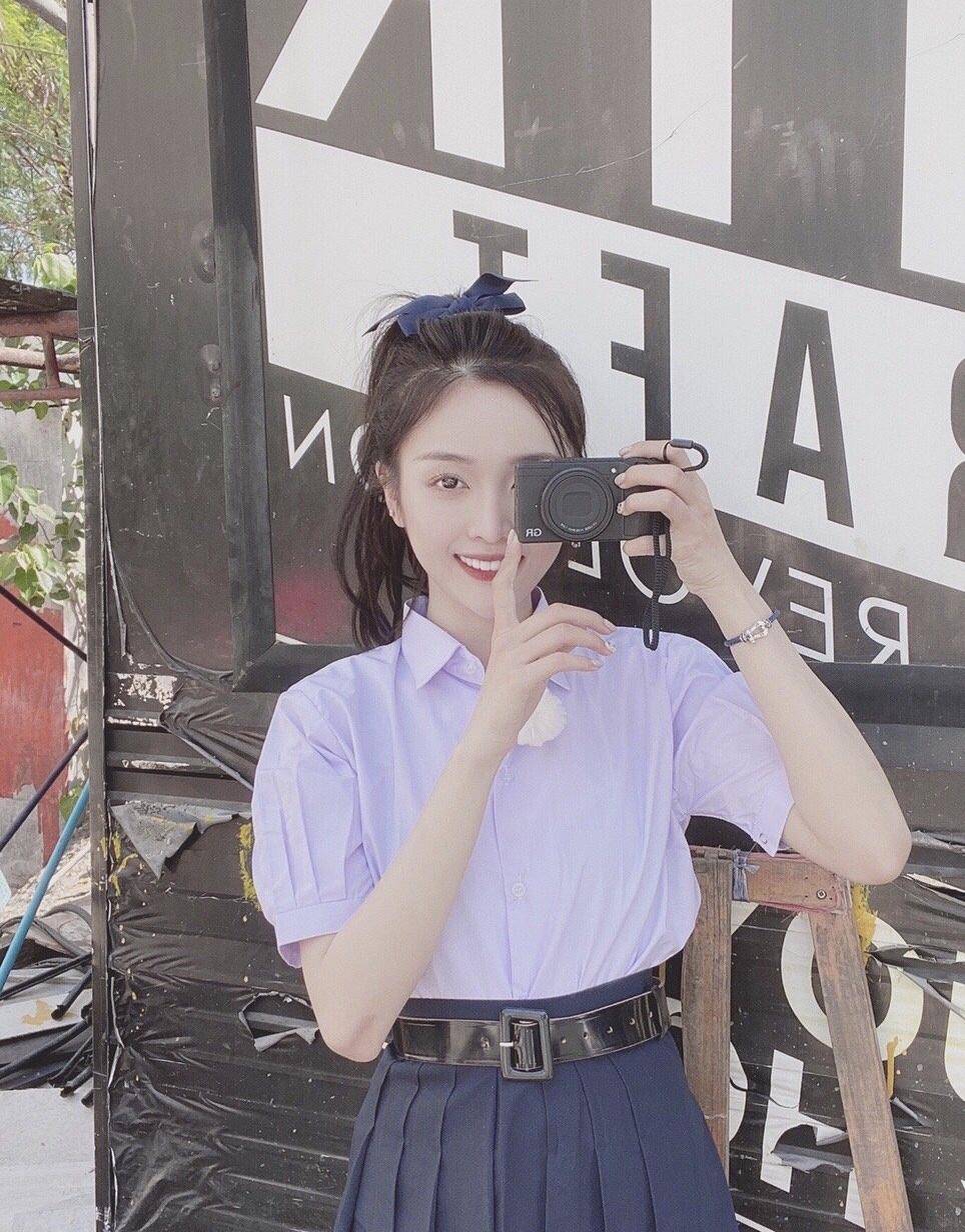 吴宣仪穿低领装拍摄的写真大片,火箭少女吴宣仪表情