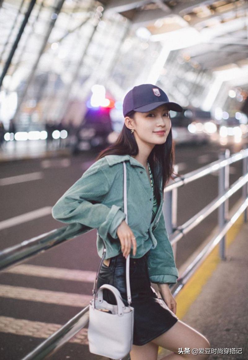 穿上显“穷”的灯芯绒，却受明星偏爱，宋茜配的这一套就十分出众