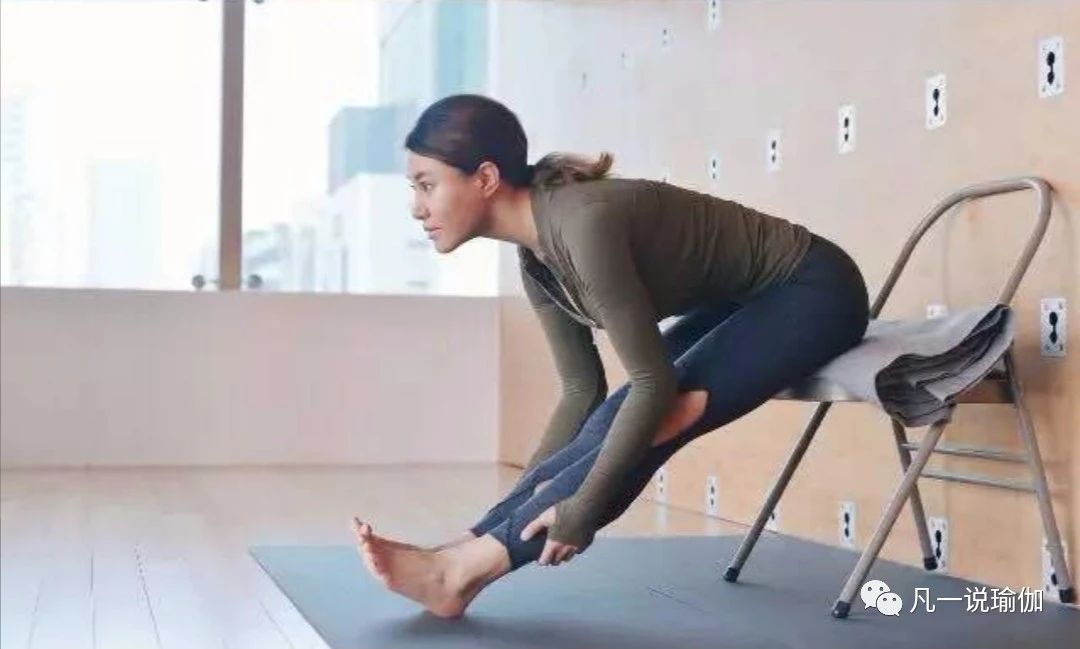 下犬脚后跟不能落地，前屈手够不到脚？7个动作，你选哪一个都行