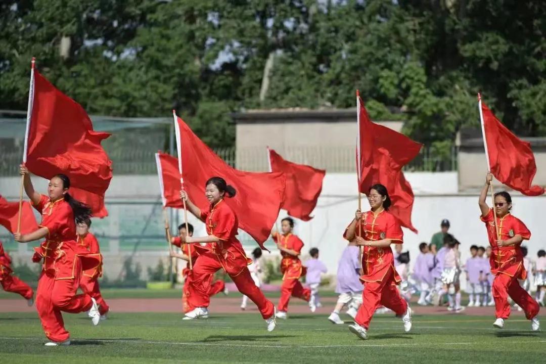 一共有207人参加体操表演,一百多人体育节开场