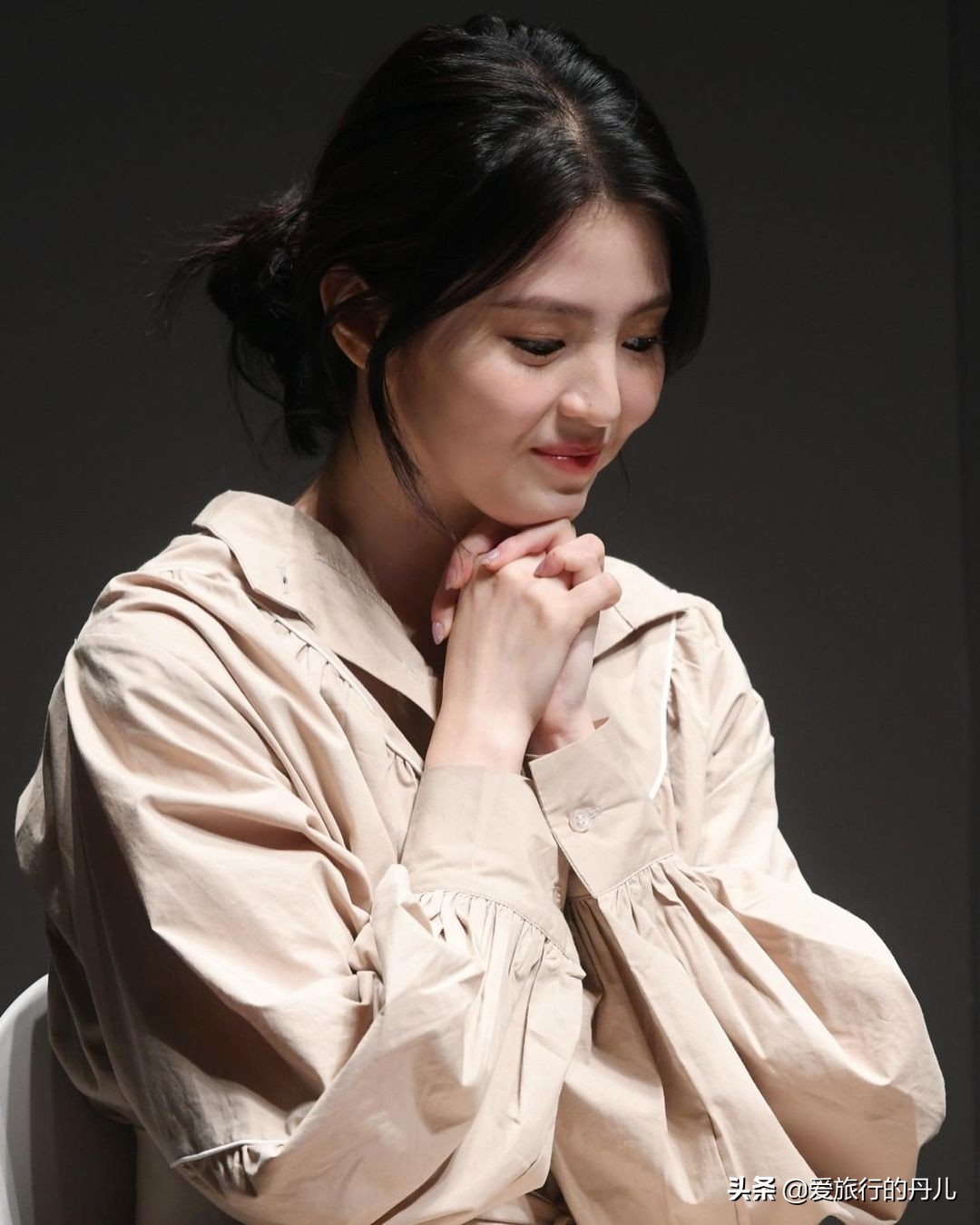 深咖t恤连衣裙韩素希,韩国女星韩素希侧脸