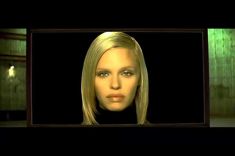 致命性感，“人造美女”被亿万人追捧，但竟无人发现她是假人！