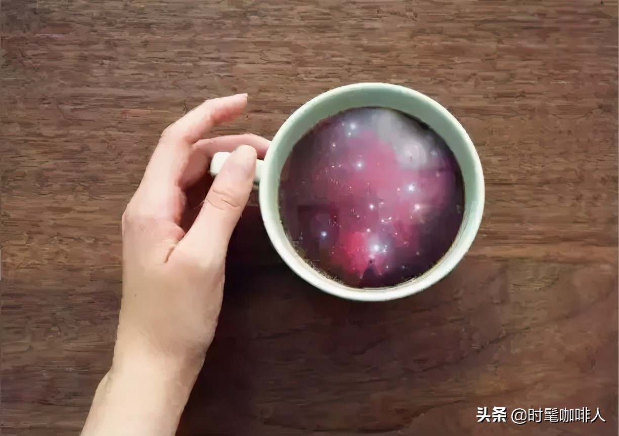 你的杯子里有星空,你的咖啡杯熟悉的气味