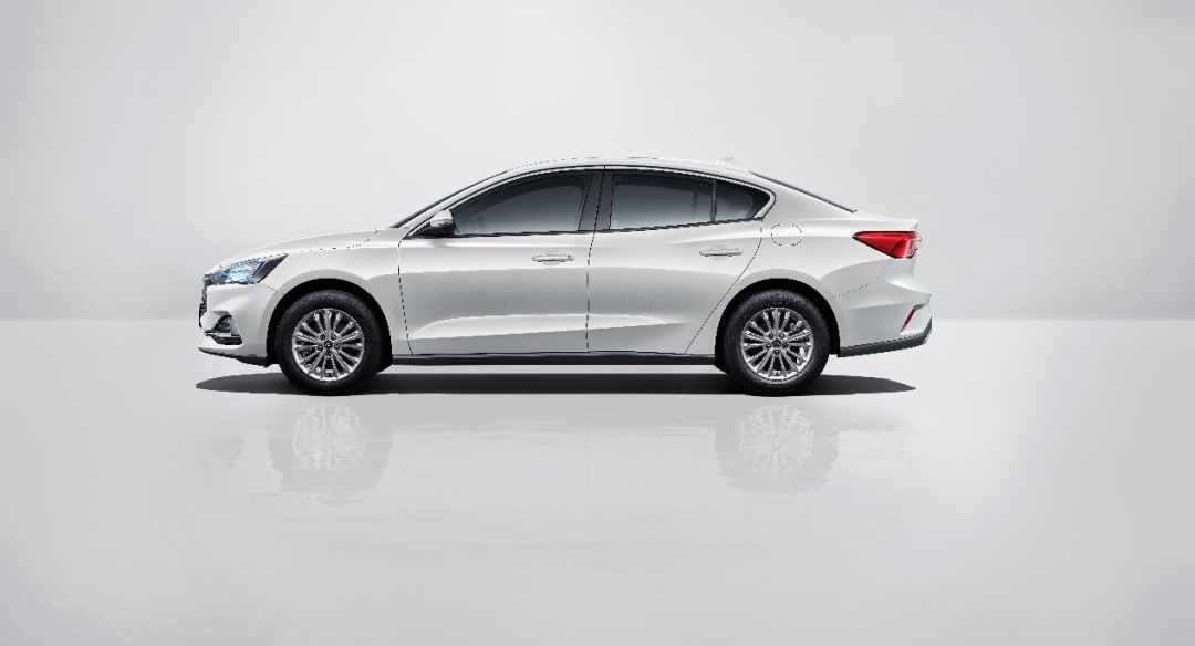 合资三厢家轿之争,2021款福克斯PK大众朗逸,谁才是标杆?