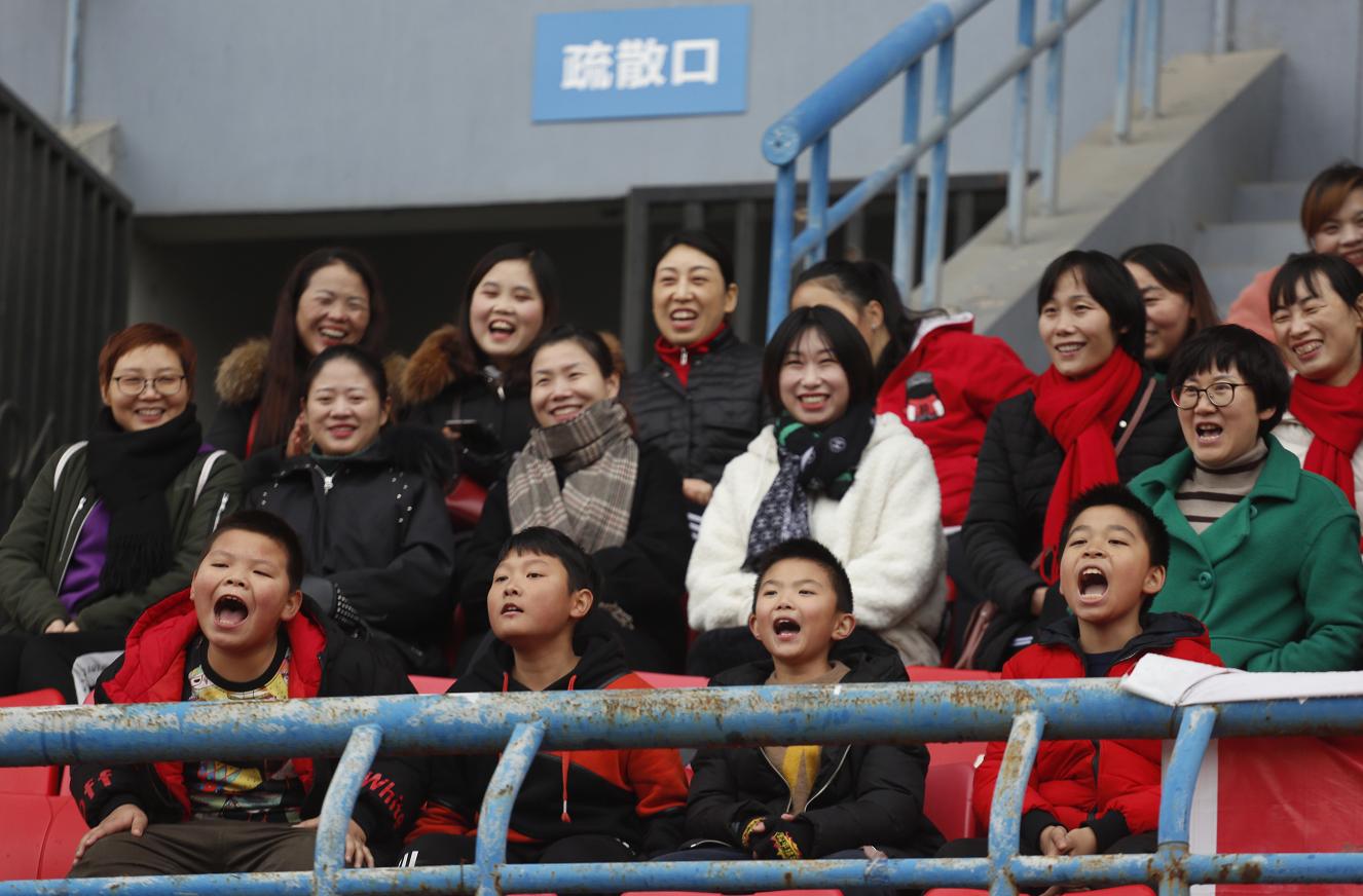 安康少年足球,体育场上踢球的小男孩