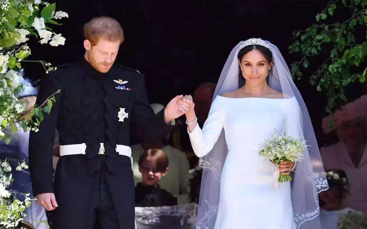 小萝莉偷吃哈里王子爆米花,哈里王子被小萝莉抢爆米花视频