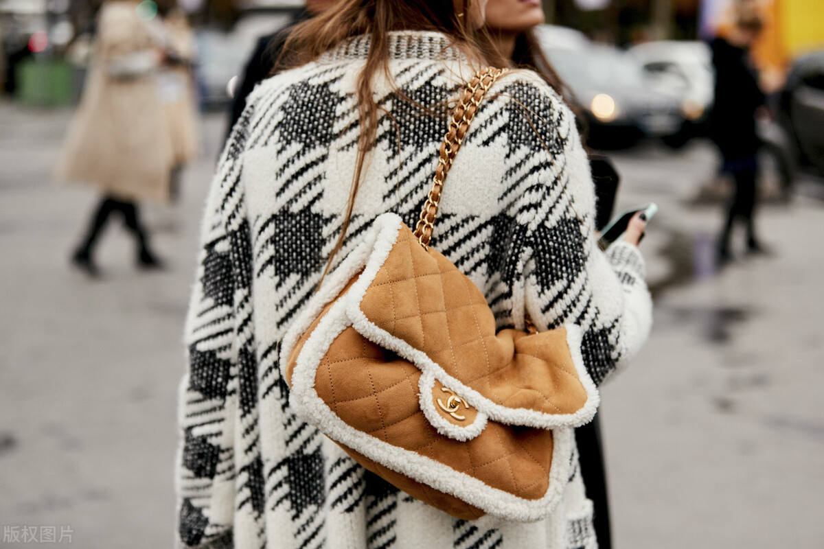 今年流行洋气减龄百搭包,现在流行这样的小包包时髦又洋气