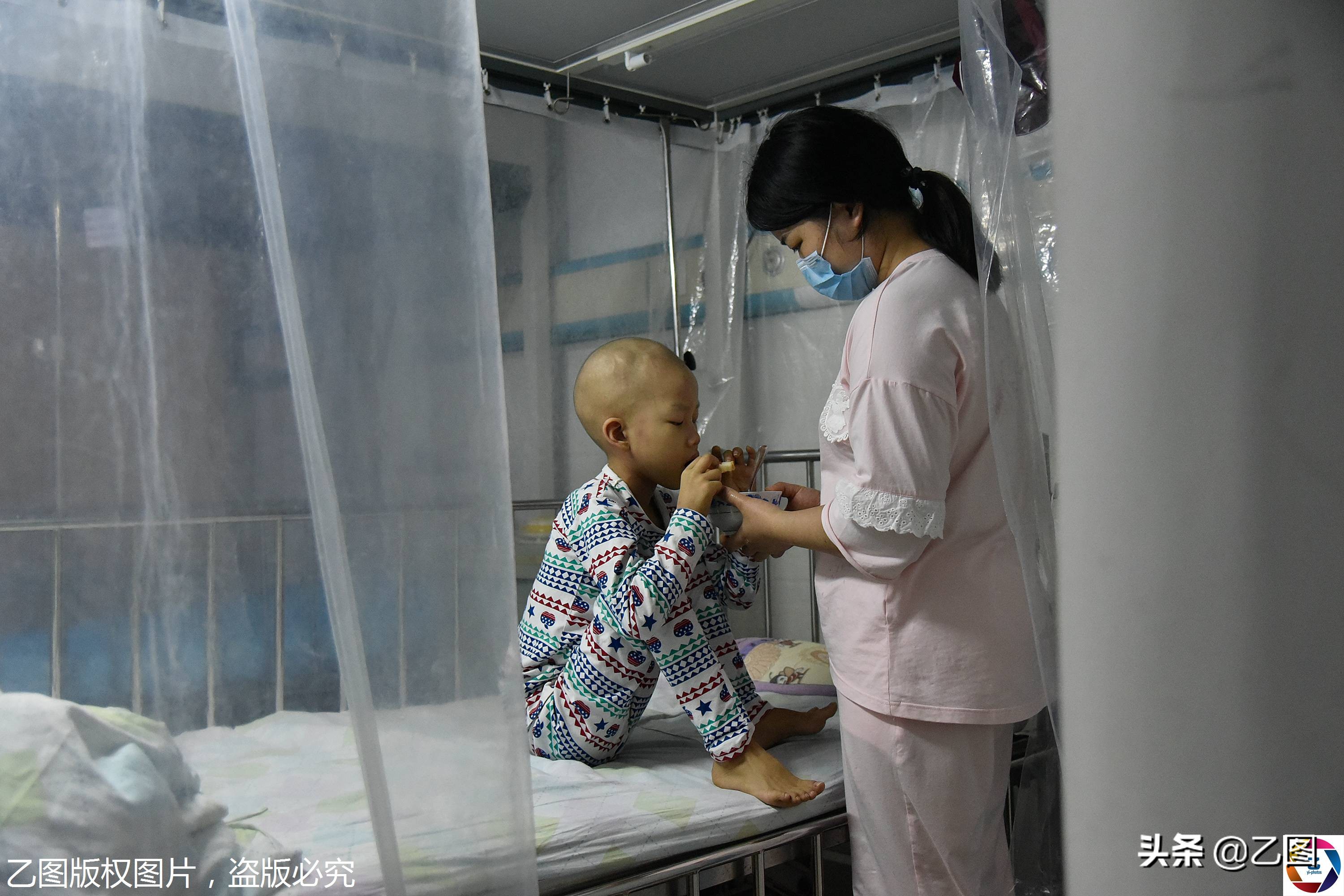 故事：长沙一男子高温下扛包爬楼，挥汗如雨，却扛不起儿子的生命