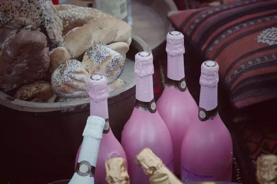 把泳池搬进沙漠,圈黄河做庭院,一个男人的西部世界,可以有多野